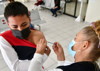 CONTINúA VACUNACIóN PARA MENORES DE EDAD Y MAYORES DE 18 AñOS