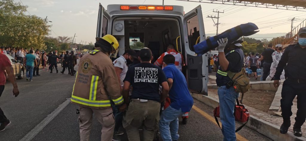 VIDEO: VUELCA TRáILER CON MIGRANTES; HAY DECENAS DE MUERTOS