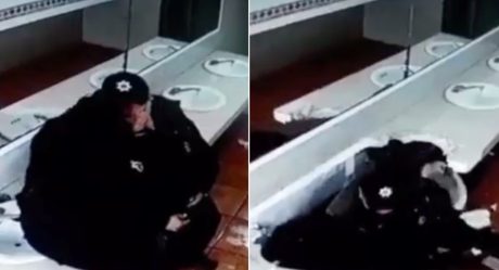 VIDEO: Policías se besan en el baño y rompen lavabo