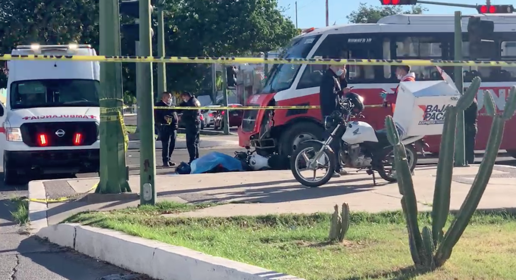 Fallece-motociclista-al-chocar-contra-camión-urbano