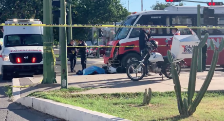 Fallece motociclista al chocar contra camión urbano