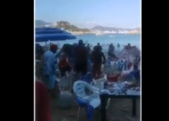 PELEA CAMPAL ENTRE TURISTAS Y MESEROS DEJA TRES HERIDOS