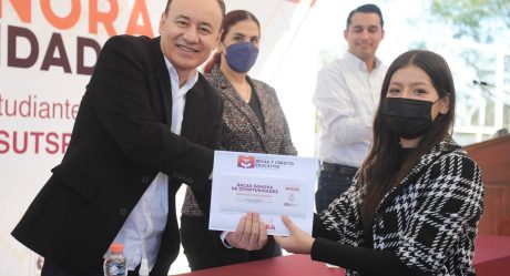 Durazo da becas a hijas e hijos de trabajadores públicos