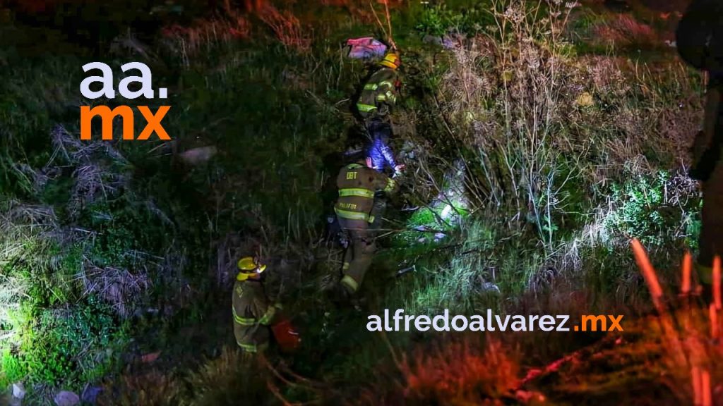 Joven-conducia-exceso-de-velocidad-y-se-desbarranca