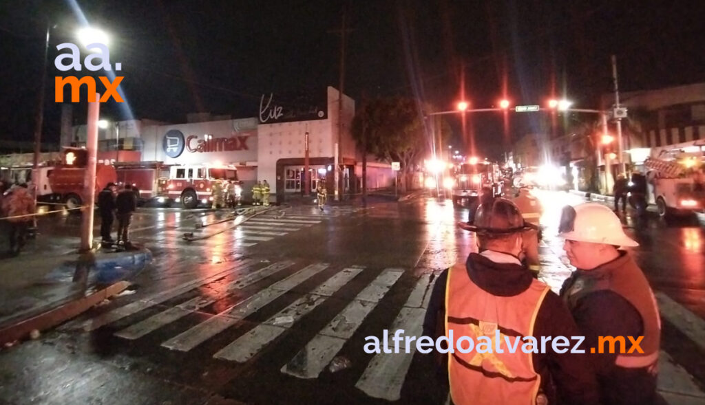 Se-incendia-techo-de-supermercado-evacúan-a-más-de-una-decena