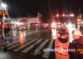 SE INCENDIA TECHO DE SUPERMERCADO; EVACúAN A MáS DE UNA DECENA