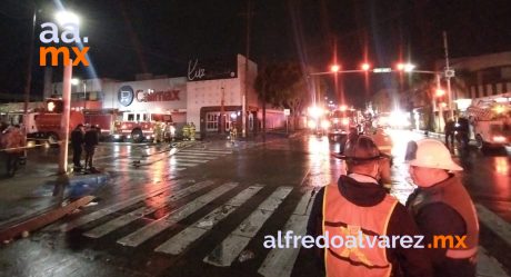 Se incendia techo de supermercado; evacúan a más de una decena