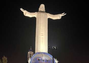 ILUMINAN EL 'CRISTO REY' DE LOS ÁLAMOS COMO SíMBOLO DE ESPERANZA