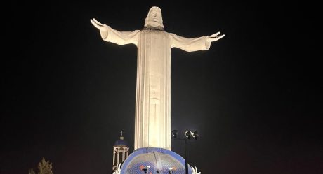 Iluminan el 'Cristo Rey' de Los Álamos como símbolo de esperanza