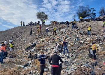 VECINOS “PONEN DEDO AL BASURERO” Y RETIRAN 15 TONELADAS DE DESECHOS