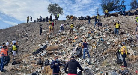 Vecinos “Ponen dedo al basurero” y retiran 15 toneladas de desechos