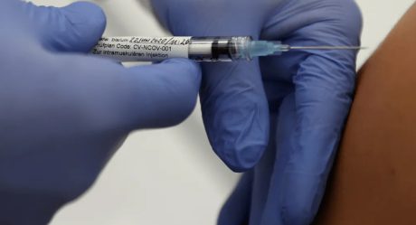 Enfermera finge vacunar contra Covid-19 y cobra miles de pesos
