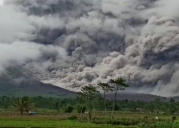 VOLCáN EN INDONESIA CAUSA PáNICO TRAS EXPULSAR INMENSAS COLUMNAS DE CENIZA