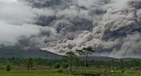 Volcán en Indonesia causa pánico tras expulsar inmensas columnas de ceniza