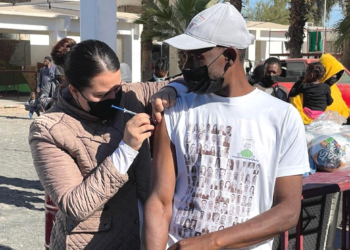 VACUNAN CONTRA COVID19 A MIGRANTES EN ALBERGUE DEL CREA