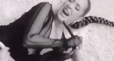 VIDEO: Serpiente muerde a cantante durante grabación