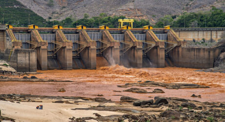 Alerta en Brasil por riesgo de rotura en una represa