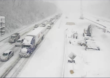 AUTOMOVILISTAS VARADOS EN MEDIO DE UNA TORMENTA DE NIEVE