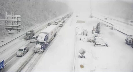 Automovilistas varados en medio de una tormenta de nieve