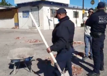 CIUDADANO TAPA BACHES PERO LA POLICíA DETIENE LA OBRA