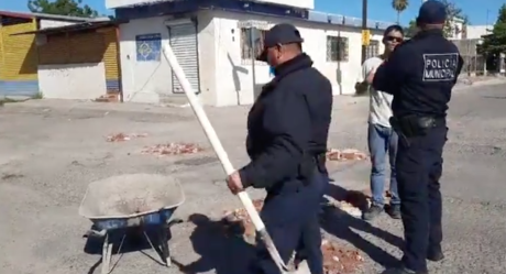 Ciudadano tapa baches pero la Policía detiene la obra