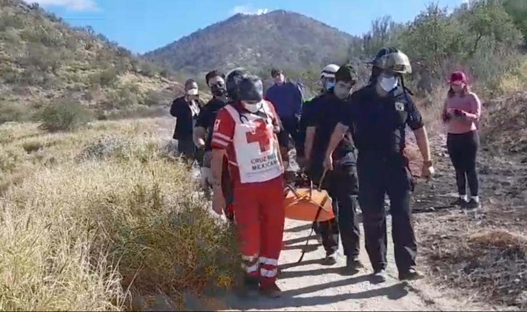 Rescatan-a-senderista-en-el-cerro-del-Bachoco-de-Hermosillo