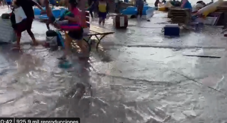 Dos muertas y calles inundadas por fuerte oleaje en Perú
