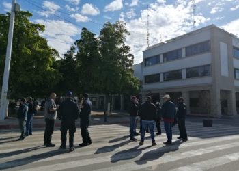 SE MANIFIESTAN BOMBEROS DE HERMOSILLO POR DESCUENTOS