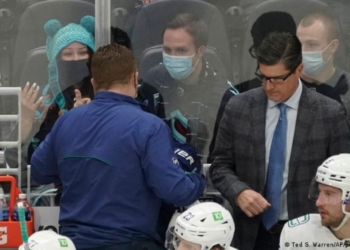 AFICIONADA DESCUBRE CáNCER A UN HOMBRE DURANTE PARTIDO DE HOCKEY