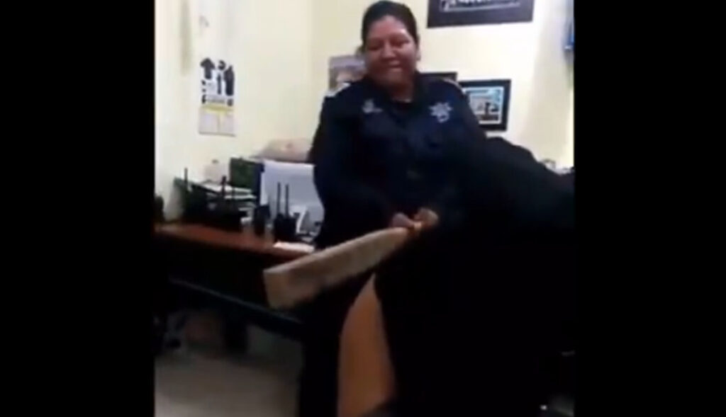 VIDEO-Policía-municipal-da-tablazos-a-detenido