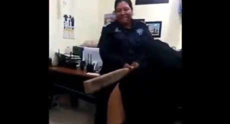 VIDEO: Policía municipal da tablazos a detenido