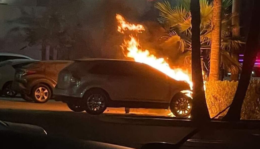 Por-infiel-mujer-le-quema-su-camioneta