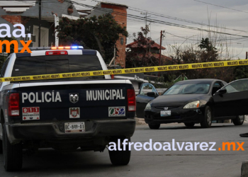 BALEAN A MUJERES, A UNA A BORDO DE SU AUTO