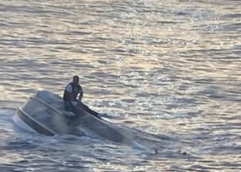 DESAPARECEN DECENAS DE PERSONAS TRAS HUNDIMIENTO DE BARCO