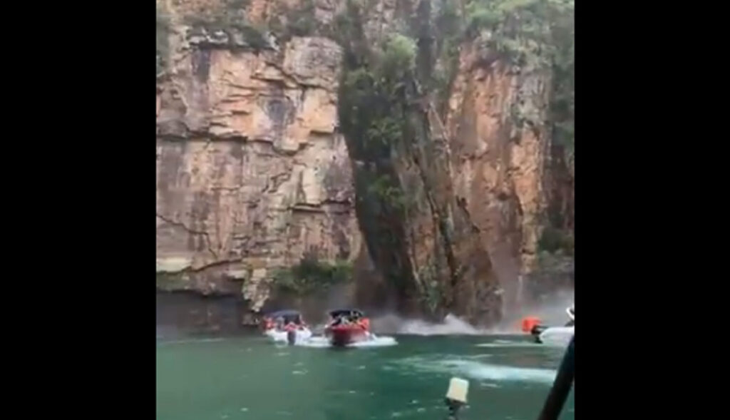 VIDEO-Se-desprende-parte-de-cañón-cae-sobre-turistas-y-mueren