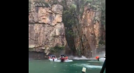 VIDEO: Se desprende parte de cañón, cae sobre turistas y mueren
