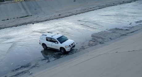 VIDEO: Automovilista circula en sentido contrario y arroja carroza a canalización