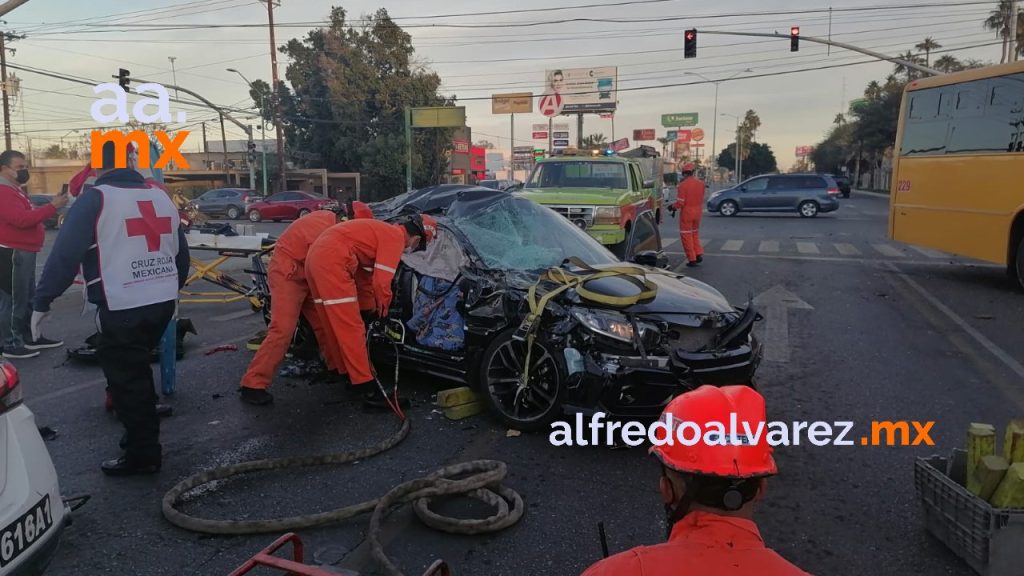 CONDUCTOR SE PASA SEMáFORO E IMPACTA CAMIóN Y CICLISTA