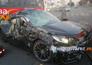 CONDUCTOR SE PASA SEMáFORO E IMPACTA CAMIóN Y CICLISTA