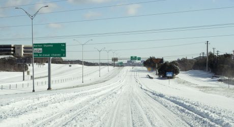 Tormenta invernal azota a EU, hay muertos y miles de vuelos cancelados