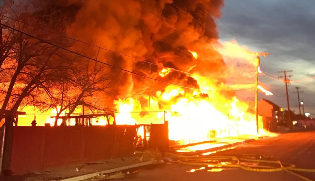 VIDEO-Mega-incendio-en-edificio-comercial-en-California