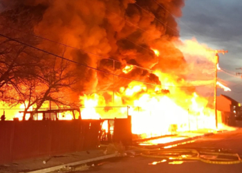 VIDEO: MEGA INCENDIO EN EDIFICIO COMERCIAL EN CALIFORNIA