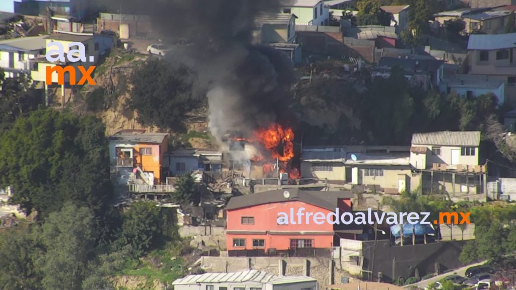 Bomberos-atienden-fuerte-incendio-en-la-Altamira