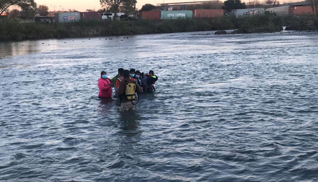 Rescatan-a-mujeres-migrantes-y-a-menores-de-edad-en-el-Río-Bravo