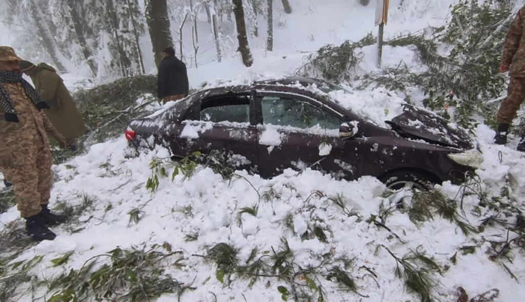 Fallecen-decenas-de-personas-atrapadas-en-sus-autos-tras-tormenta-de-nieve