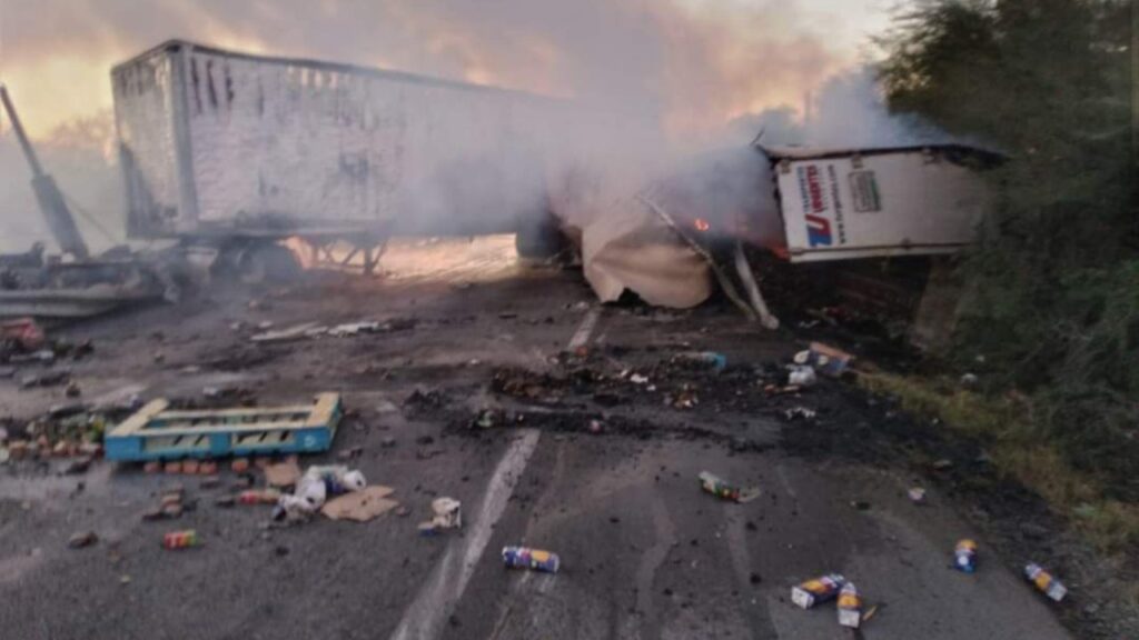 Cierran-carretera-por-fuerte-choque-entre-trailer-un-auto