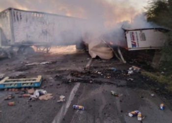 CIERRAN CARRETERA POR FUERTE CHOQUE ENTRE UN TRáILER Y UN AUTO