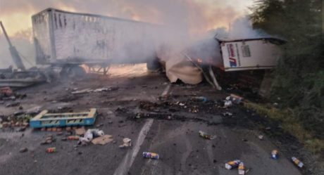 Cierran carretera por fuerte choque entre un tráiler y un auto