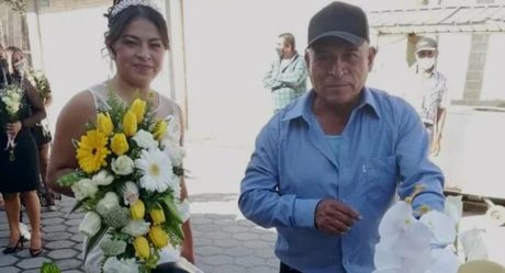 Juan Carlos lleva a su hija a su boda en bicicleta