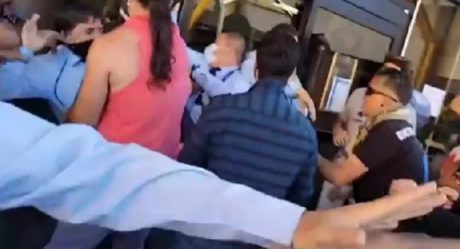 VIDEO: Antivacunas irrumpen hospital para sacar a niño